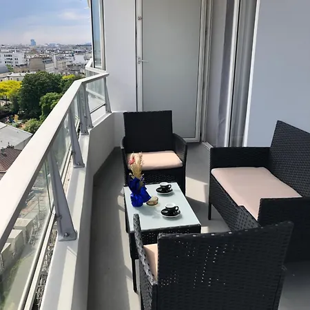 Проживание в семье Grande Arena